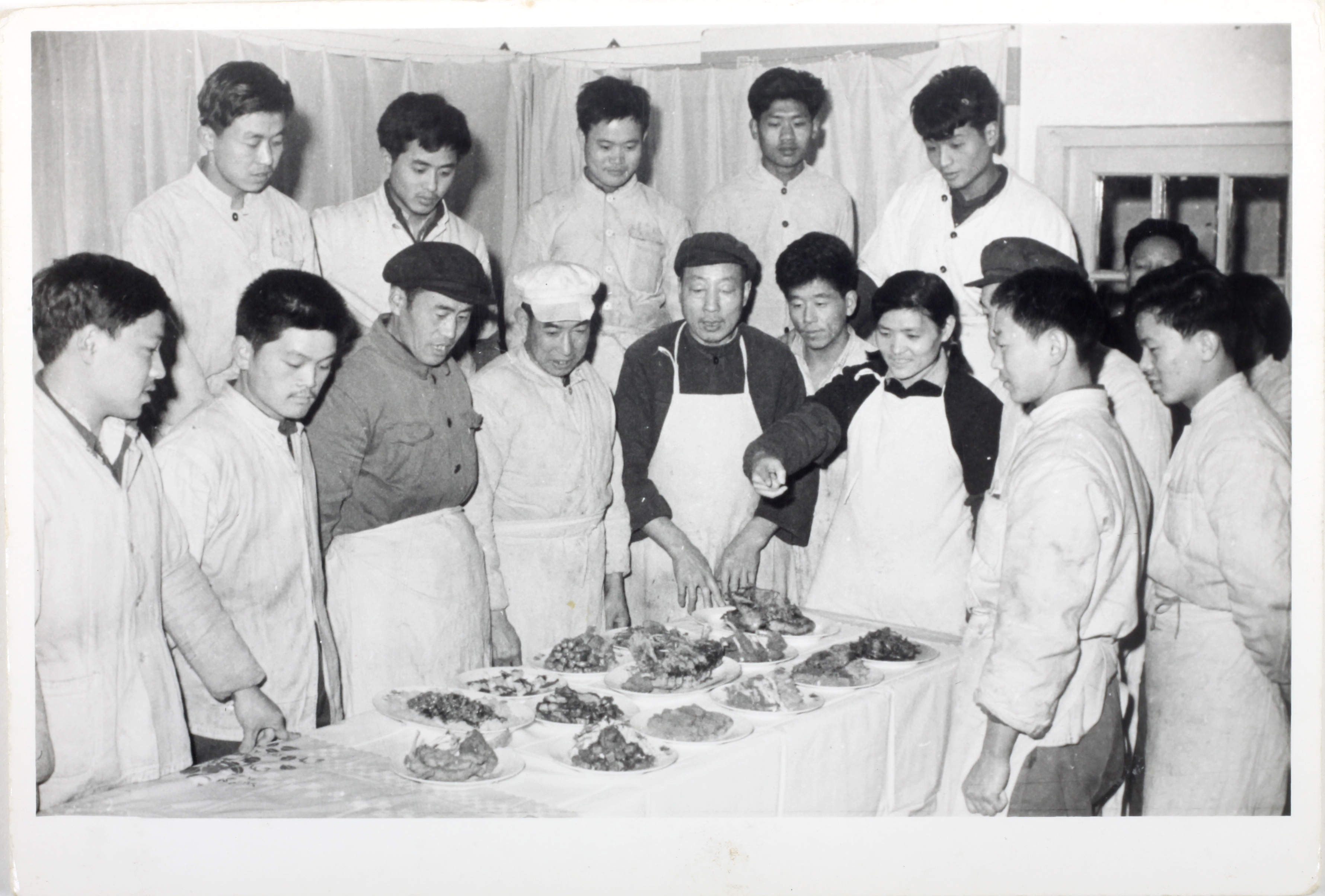 1976年王兴兰大师、程学祥大师、李曾义大师、马世发大师参加鲁菜名厨巡回表演